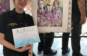 รูปภาพ : นักศึกษาตัวแทนจาก สาขาทัศนศิลป์ รับรางวัลการแข่งขันประกวดวาดภาพสดสีน้ำ รุ่นอุดมศึกษาและประชาชนทั่วไป
