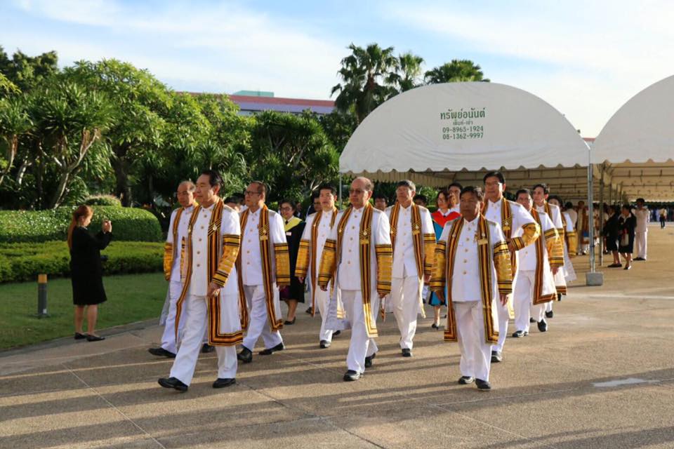 พิธีรับพระราชทานปริญญาบัตร. ครั้งที่ 29 ของบัณฑิตมทร.ล้านนา ประจำปีการศึกษา 2557 ณ มทร.ธัญบุรี