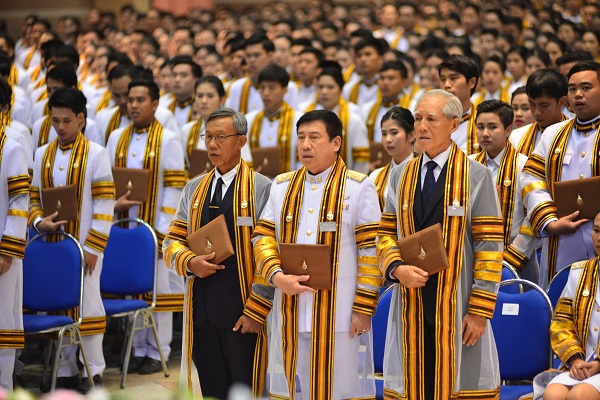 พิธีพระราชทานปริญญาบัตรผู้สำเร็จการศึกษา ปีการศึกษา 2558 มหาวิทยาลัยเทคโนโลยีราชมงคลล้านนา