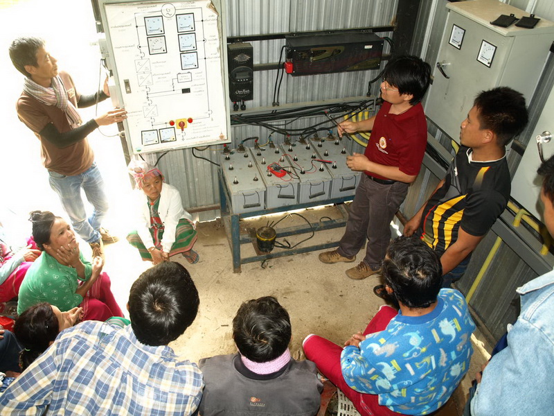 อาจารย์นักศึกษาลงพื้นที่ช่วยชาวบ้านบำรุงรักษาระบบแปลงไฟฟ้าจากพลังงานน้ำ