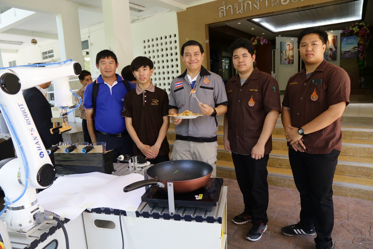 หุ่นยนต์ผัดไทย นักศึกษา วิศวะฯมทร.ล้านนา พร้อมสู้ศึกหุ่นยนต์ประกอบอาหารงานเวิลด์ไดแด็คเอเซีย ชิงถ้วยพระราชทานสมเด็จพระกนิษฐาธิราชเจ้าฯ 
