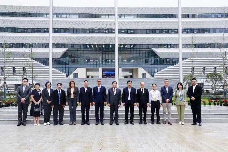 อธิการบดีร่วมหารือการสร้างความร่วมมือด้านการศึกษาหลักสูตรยานยนต์สมัยใหม่ และ Bigdata ร่วมกับ Guizhou Light Industry Technical and Vocational College   
