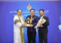 รูปภาพ : องอธิการบดี รับรางวัลศิษย์เก่าดีเด่นจาก มทร.ธัญบุรี