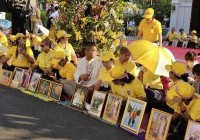 รูปภาพ : รับเสด็จในหลวง-พระราชินี ทรงปฏิบัติพระราชกิจ ณ วัดพระสิงห์