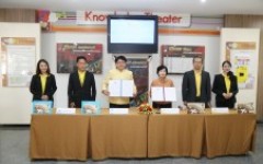 RMUTL. associated with Krung Thai Bank Public Company Limited, signed a memorandum of agreement to develop the financial platform of the University Application services on smartphones.