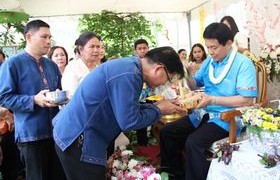 รูปภาพ : งานรดน้ำขอพรผู้ว่าราชการจังหวัดพิษณุโลก