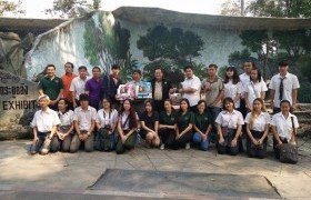 รูปภาพ : นักศึกษา จิตรกรรม หลักสูตรทัศนศิลป์ วาดภาพจิตรกรรมฝาผนังในพื้นที่อาศัยของลิง ณ สวนสัตว์เชียงใหม่