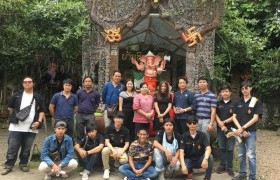 รูปภาพ :  กลุ่มวิชาศิลปะไทย ปี ๓ ศึกษาเรียนรู้ภูมิปัญญาล้านนาไม้แกะสลัก ศูนย์เรียนรู้ไม้แกะสลักพิพิธภัณฑ์บ้านทิพย์มณี บ้านถวาย