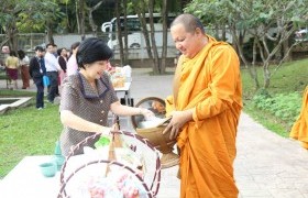Image : RMUTL organized, making merit  activity to give alms to the 9 monks on the occasion of  the new year’s eve day