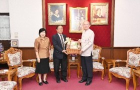 Image : The executive of RMUTL, gives a new year greeting basket for the president of Chiang Mai University and discusses the graduation ceremony