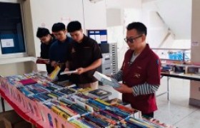 รูปภาพ : บรรยากาศการจัดแสดงรายการหนังสือ ของศูนย์หนังสือจุฬาฯ เพื่อจัดซื้อเข้าห้องสมุด วันที่ 30 มกราคม 2563 ณ อาคารวิศวกรรมศาสตร์