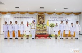 รูปภาพ : ผู้อำนวยการสำนักงานบริหาร ร่วมพิธีรับพระราชทานแผ่นธรรมนาวา 