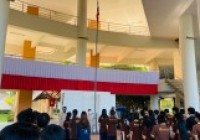 รูปภาพ : ผู้บริหาร คณาจารย์และนักศึกษา มทร.ล้านนา เชียงราย ร่วมร้องเพลงเคารพธงชาติเนื่องในวันพระราชทานธงชาติไทย (Thai National Flag Day)