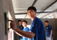 Image : นักศึกษาร่วมสร้างอาคารเรียนมอบให้แก่นักเรียนโรงเรียนบ้านสามหมื่น