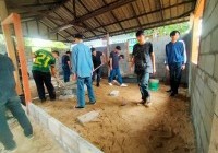 รูปภาพ : นักศึกษา มทร.ล้านนา เชียงราย ช่วยผสมปูน เทพื้น สร้างบ้านให้ผู้ยากไร้ในอ.พาน จ.เชียงราย
