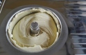 รูปภาพ : อาจารย์ มทร.ล้านนา ลำปาง เป็นวิทยากรฝึกอบรมเชิงปฏิบัติการ การทำไอศกรีมอาโวคาโดผสมนำผึ้ง
