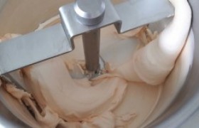 รูปภาพ : อาจารย์ มทร.ล้านนา ลำปาง เป็นวิทยากรฝึกอบรมเชิงปฏิบัติการ การทำไอศกรีมแตงเมล่อน สร้างรายได้
