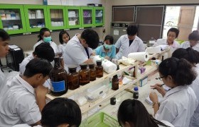 รูปภาพ : นักศึกษามหาวิทยาลัยสวนดุสิตนำนักศึกษาเข้าศึกษาดูงานด้านเคมีวิเคราะห์อาหาร