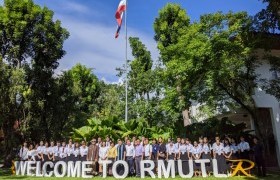 Image : Students from Guangxi Normal University meet the President of RMUTL