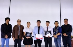 Image : Aj. Thongchai Srisukprasert grant the Art Thesis scholarship to visual arts students from the fund 