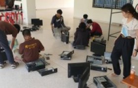 รูปภาพ : นักศึกษาและคณาจารย์หลักสูตรวิทยาการคอมพิวเตอร์ มทร.ล้านนา น่าน ตรวจสอบคอมพิวเตอร์ก่อนติดตั้งในโรงเรียนห่างไกล