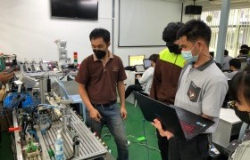 รูปภาพ : Upgrade-skill training course หลักสูตร การประยุกต์ใช้งาน PLC และหุ่นยนต์ในงานอุตสาหกรรม