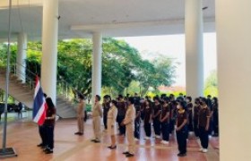 รูปภาพ : ผู้บริหาร คณาจารย์และนักศึกษา มทร.ล้านนา เชียงราย ร่วมร้องเพลงเคารพธงชาติเนื่องในวันพระราชทานธงชาติไทย (Thai National Flag Day)